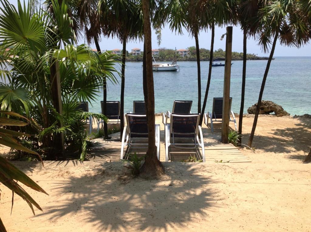 Half Moon Resort (Adults Only) West End Exteriör bild